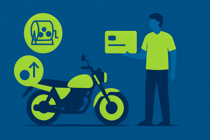 Ilustração flat 16:9 de uma pessoa segurando carta de crédito ao lado de uma moto, com ícones de sorteio e lance, cores #045c9b e #a0d007, representando como funciona consórcio de moto