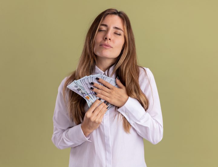 Meu seguro-desemprego cai no domingo, posso receber na sexta? Quero Dinheiro Agora